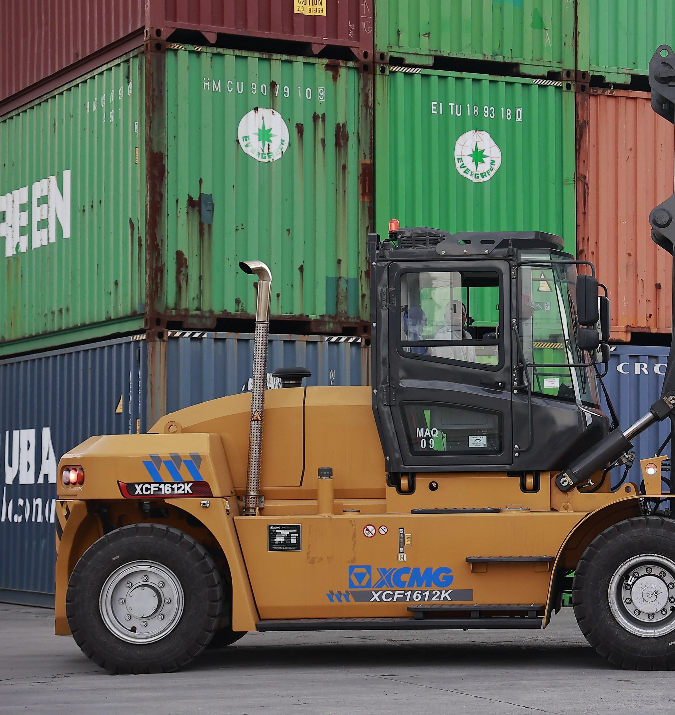 Empilhadeira XCMG XCF1612K operando em terminal de contêineres