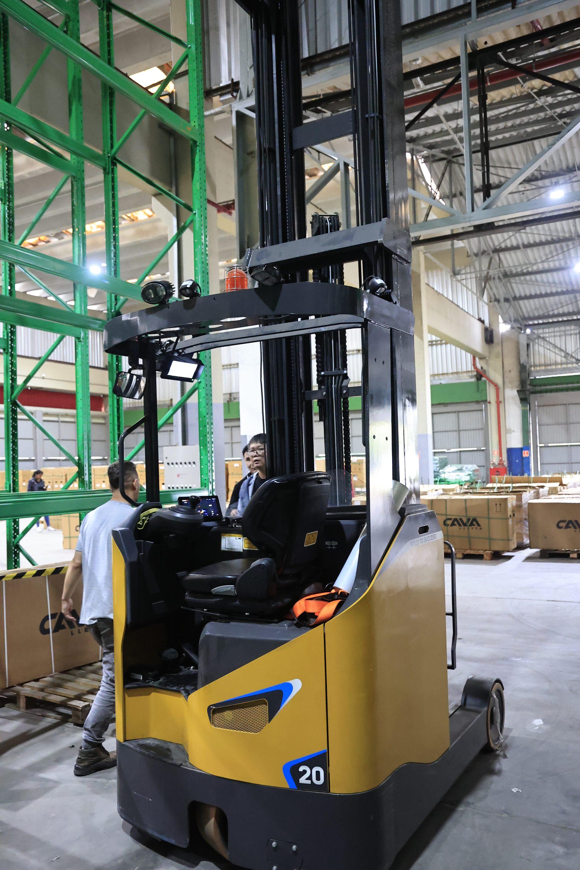 Empilhadeira retrátil XCMG XVF14-25 elevando em corredor estreito de armazém