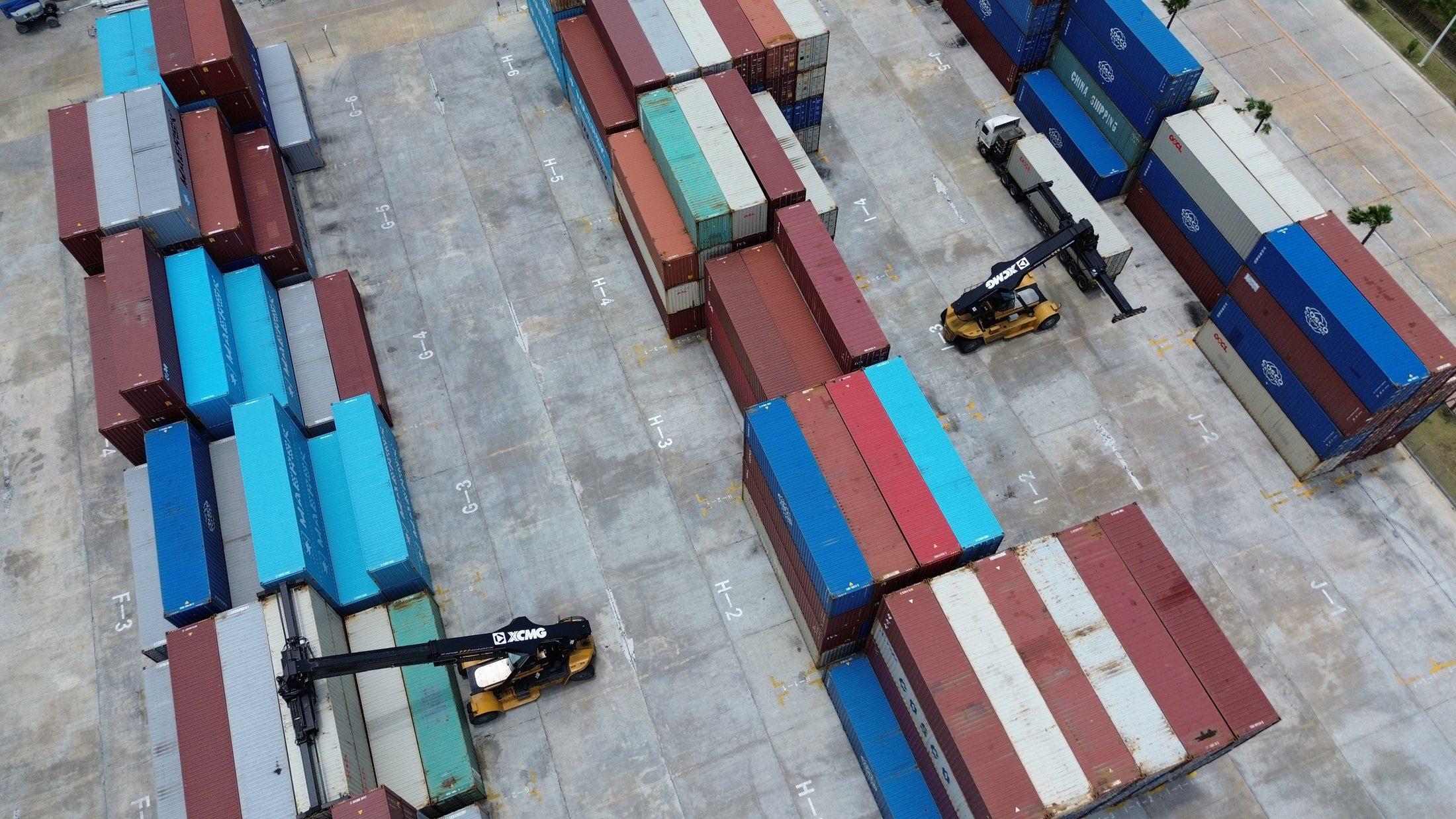Reach stacker XCMG operando em terminal de contêineres